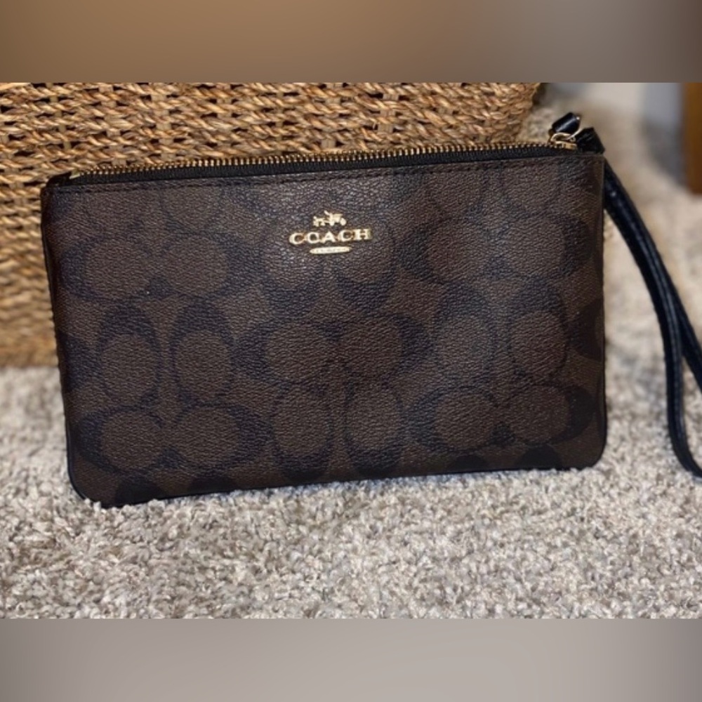 Coach large corner Signature C Wristlet ❤️🔥corner and strap peeling pics 5&7 - Picture 1 of 7